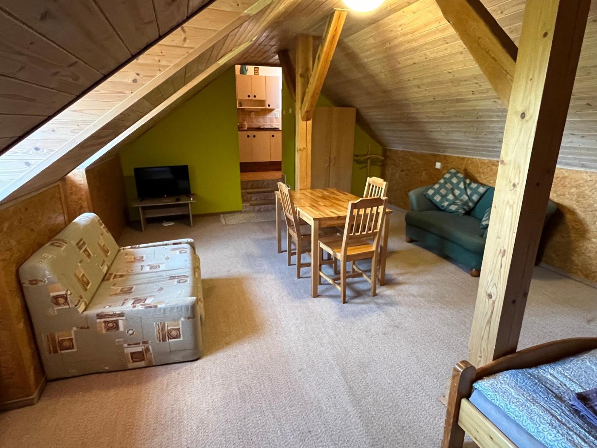 Apartmanovy Dum Obecna Skola Svetlik Екстериор снимка